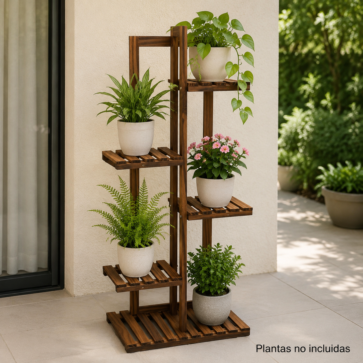 Ejemplo ilustrativo en un patio cubierto; plantas y materas no incluidas